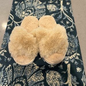 Metog Fuzzy slippers size 8.